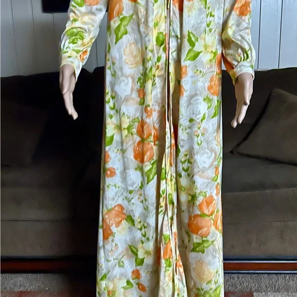 Virginia Wallace • Vintage • Medium • Yellow/Orange/Brown • Floral • Nightgown